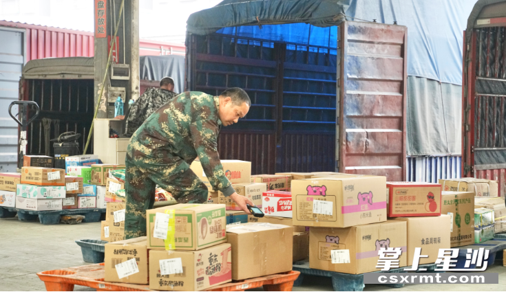 图为工作人员对运输货物进行检查。罗镝 摄