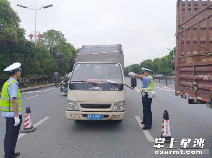 图为行动现场。均为 长龙街道 供图