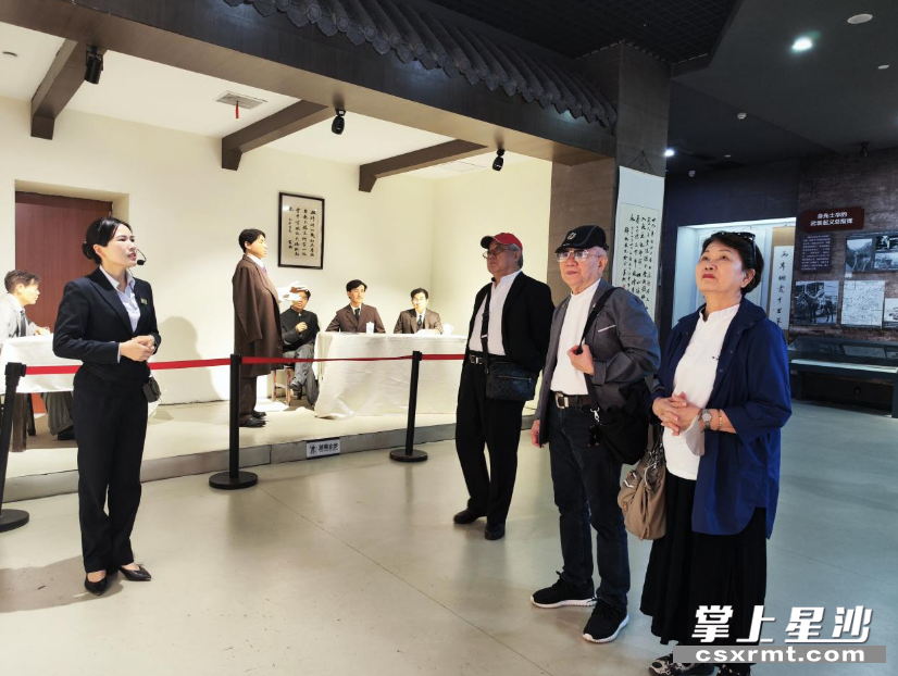 讲解员为参访团一行介绍黄兴先生的生平事迹。均为 黄兴故居纪念馆 供图
