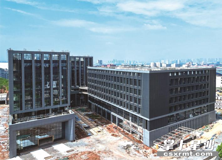 目前，麦格米特智能产业中心项目整体完成率约80%，土建基本完成，外幕墙、室外网管及道路施工接近尾声，预计今年底投入使用。