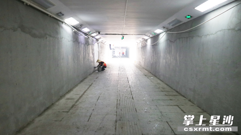图为人民东路3号地下人行通道。均为 罗展 摄