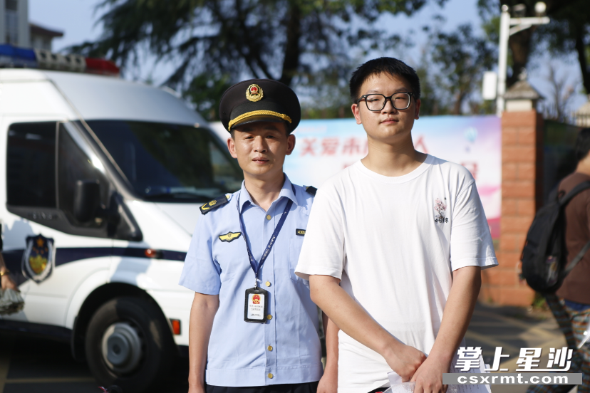 考点外，廖志明父子合影留念。均为 张译尹 摄