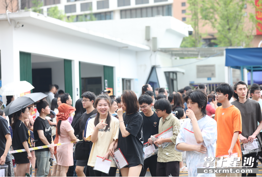 在湖南师大附中星沙实验学校考点，考生轻松走出考点。