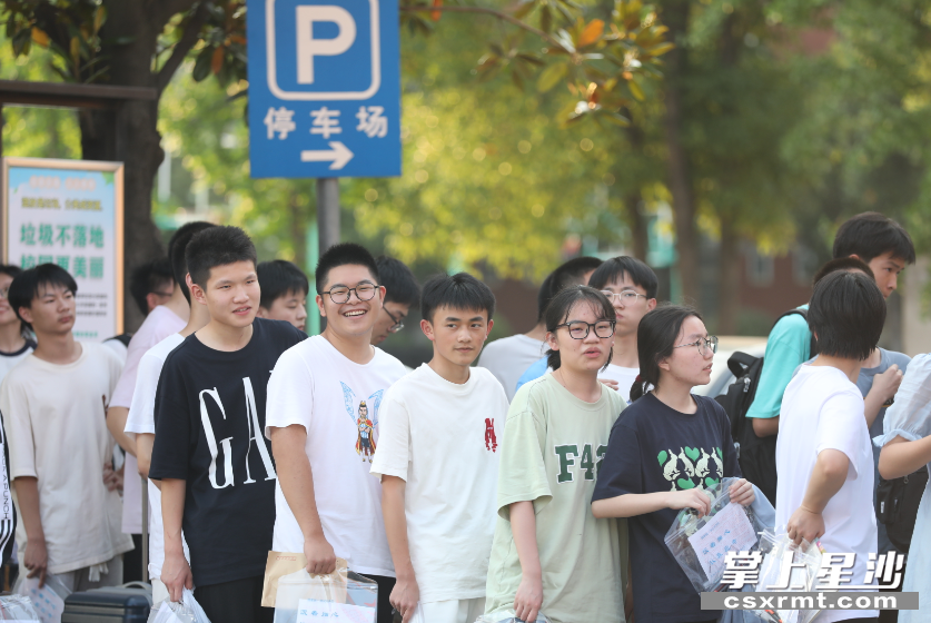 最后一科考完，考生们开心一笑。