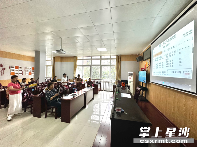 在星沙街道金甲坪社区开办的老年大学“凤凰大学”内，老年人正在学习吹奏《草原上升起不落的太阳》 。刘思源 摄