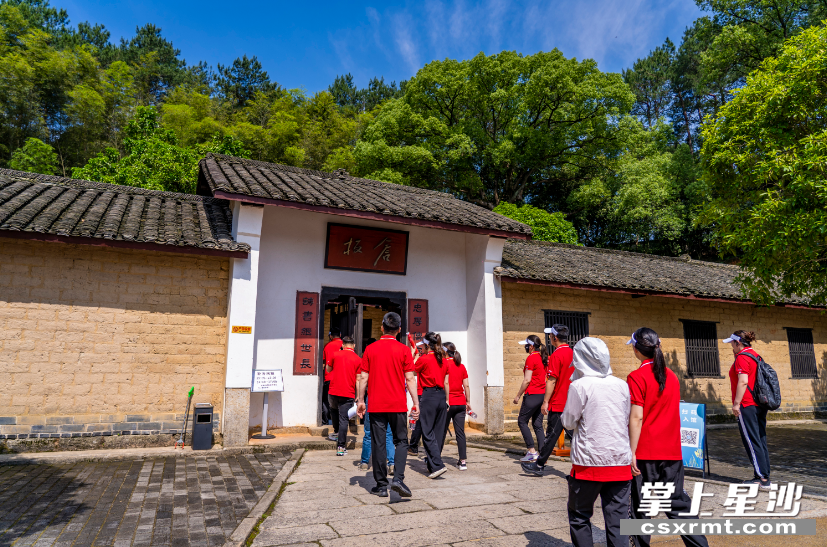 游客参观杨开慧故居。张庆 摄