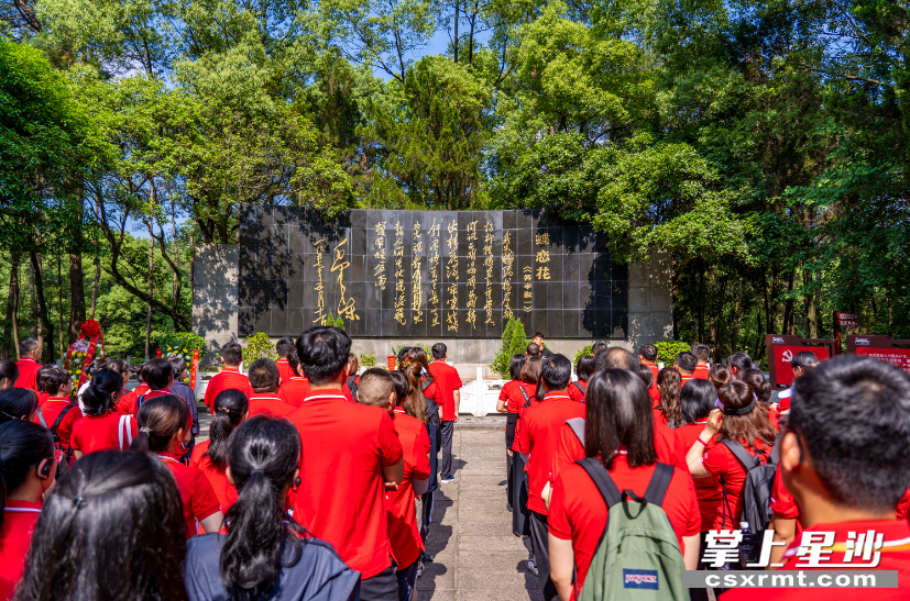 游客参观杨开慧烈士陵园。张庆 摄