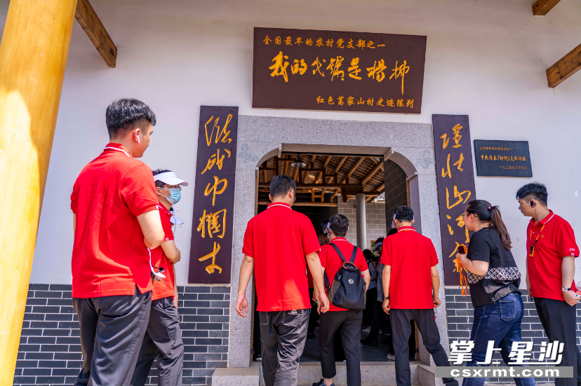 游客走进清泰支部旧址追寻红色记忆。张庆 摄
