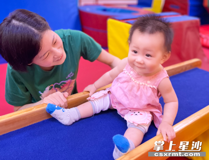 罗女士带一岁大的女儿在一托育机构体验体育课。受访者供图