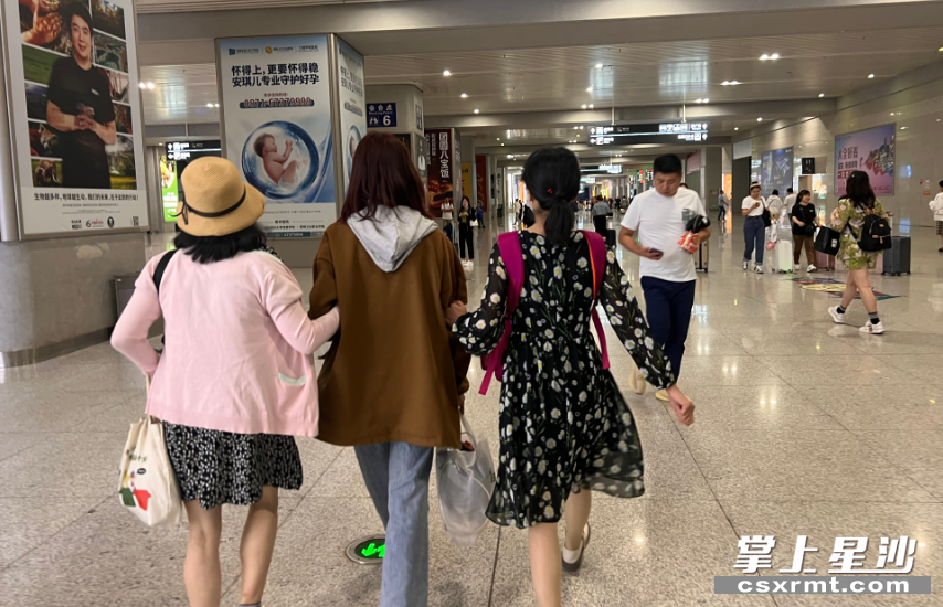 工作人员送女孩回昆明。县民政局救助站供图 工作人员送女孩回昆明。县民政局救助站供图