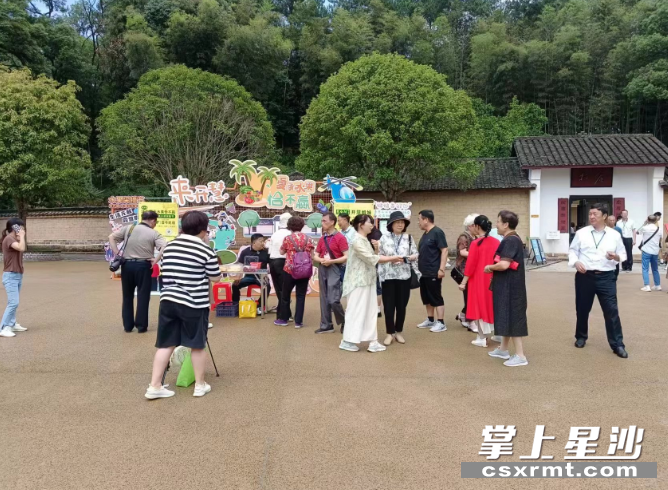 图为直播团队在杨开慧故居前直播推介水果。开慧镇供图