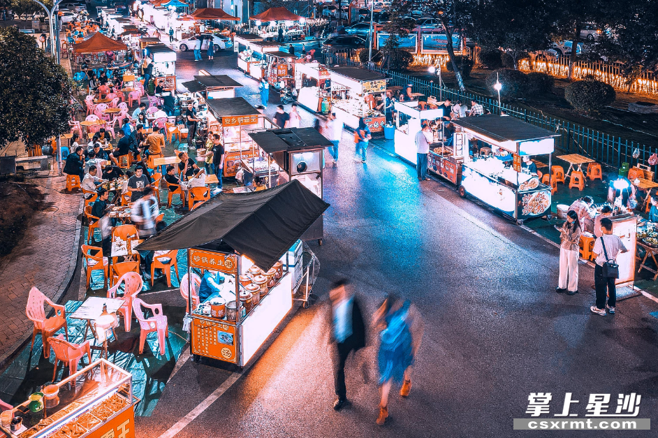 红火的灰埠夜市秩序井然。 章帝 摄