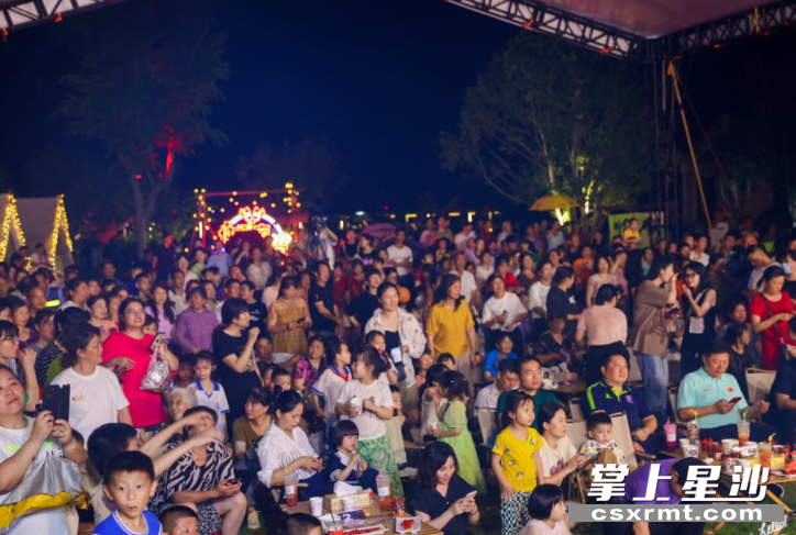“夏季村晚”活动现场人头攒动。均由果园镇供图
