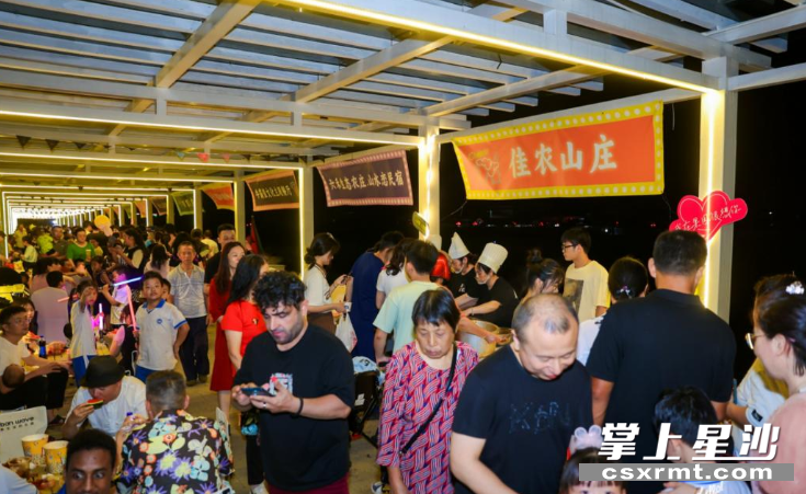 游客们在花果夜市里尽情体验美食。