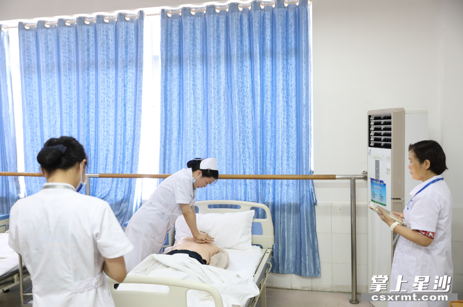 考生现场进行护理实践操作技能水平评价测试。均为 李杰 摄