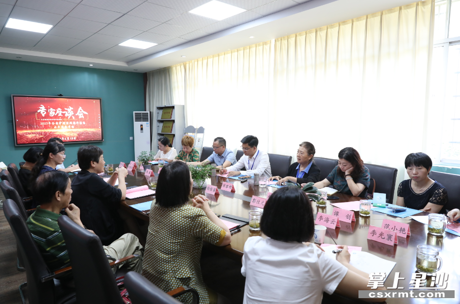 座谈会上，专家们就护理实操技能临床考评发展献言献策，相谈甚欢。