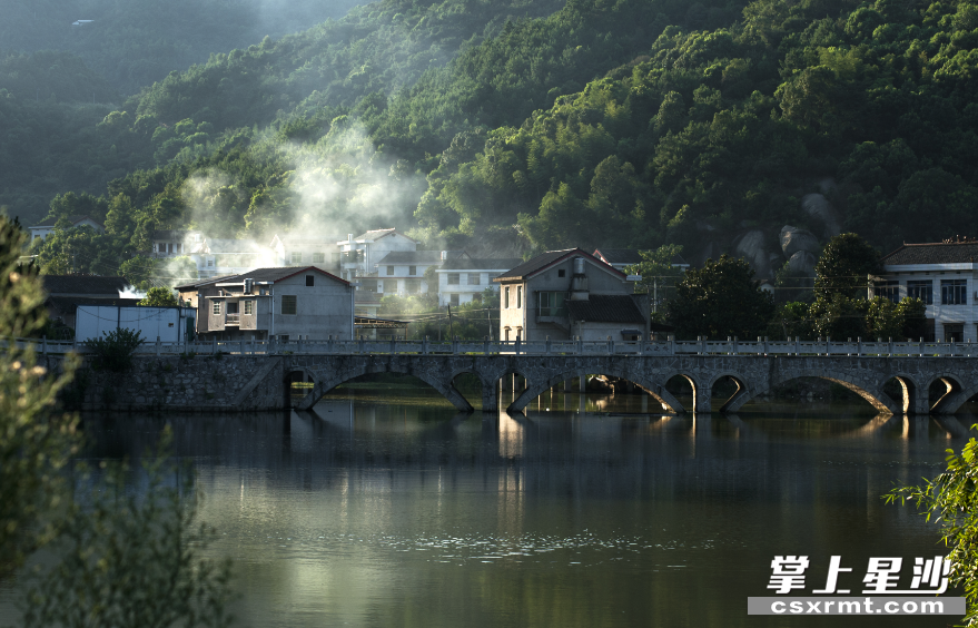 福高村依山而建的排排民房传出袅袅炊烟。 福高村依山而建的排排民房传出袅袅炊烟。
