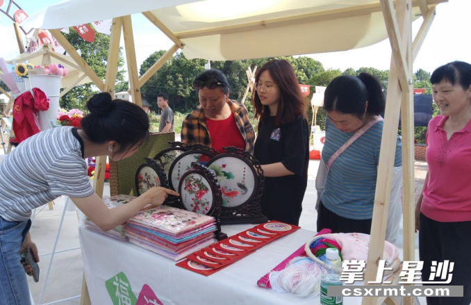 湘绣展示。均为福临镇供图