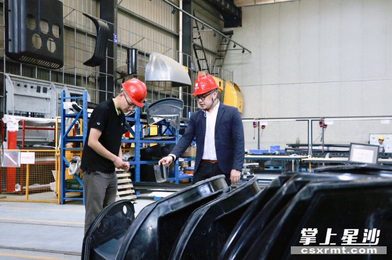 金镂科技工作人员在讨论研发创新。赵佳慧 摄