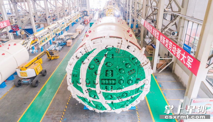 图为铁建重工生产的全球首台可变径斜井岩石隧道掘进机。县科技局供图