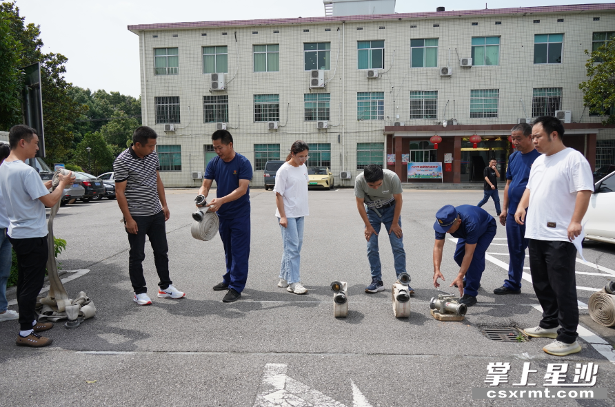 消防技能比武现场。 消防技能比武现场。