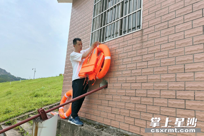 工作人员在悬挂救生设备。杨源 摄