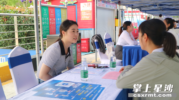 就业是最大的民生，是衡量城市是否宜居的关键指标。图为招聘会现场。 罗展 摄