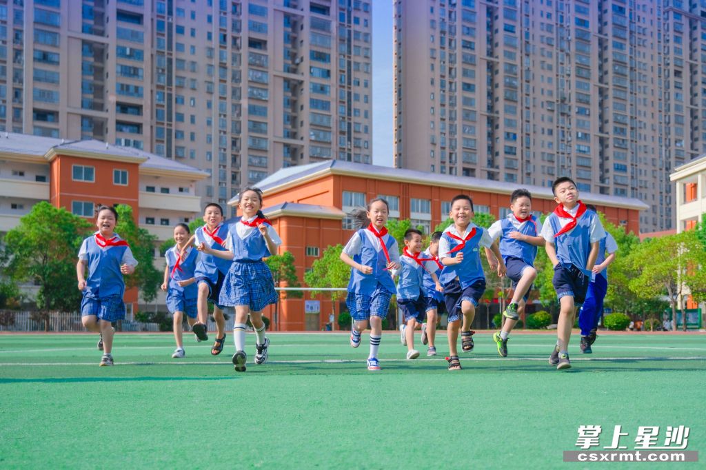 课间，湘龙小学的学生们开心在校园操场奔跑。