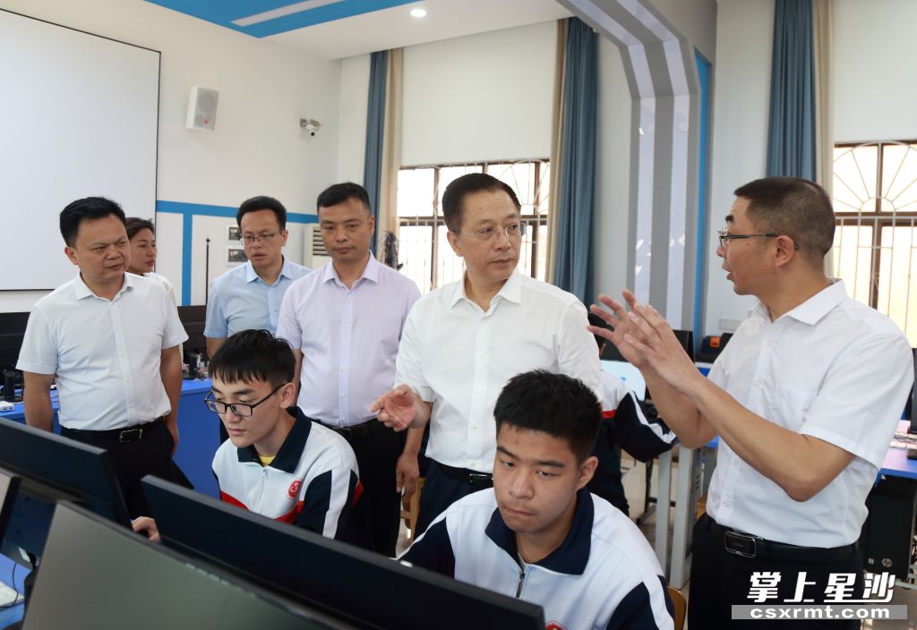 湖南省教育厅党组书记、厅长夏智伦参观长沙县一中创客工作室。
