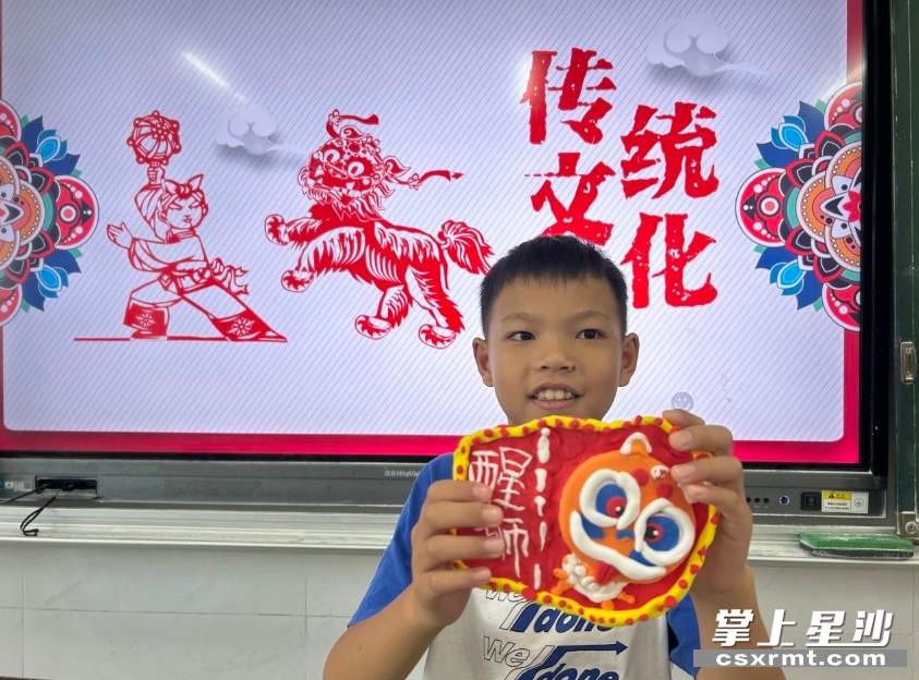 参加夏令营的小朋友展示自己的作品。