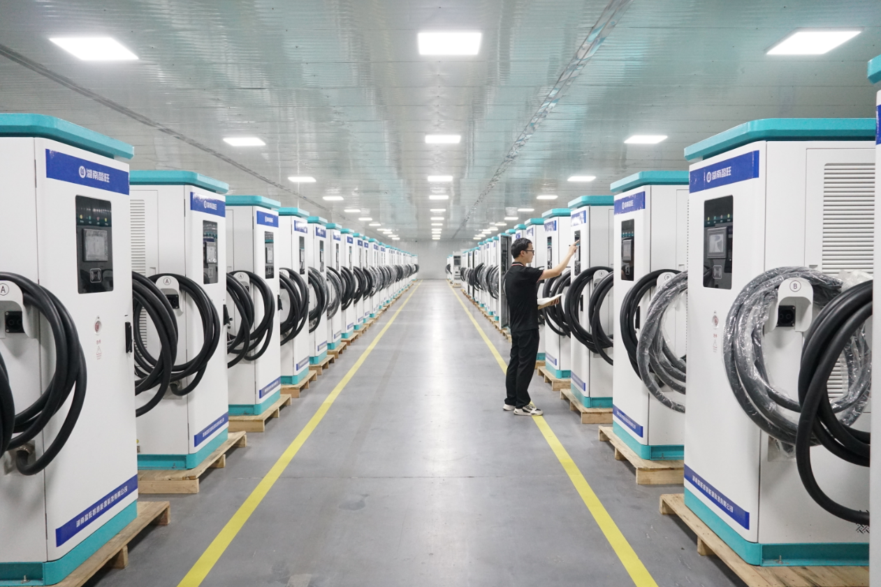 技术人员在对充电桩进行调试。刘思源 摄