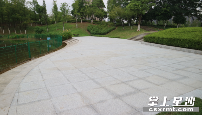公园的地砖更换为麻石板。