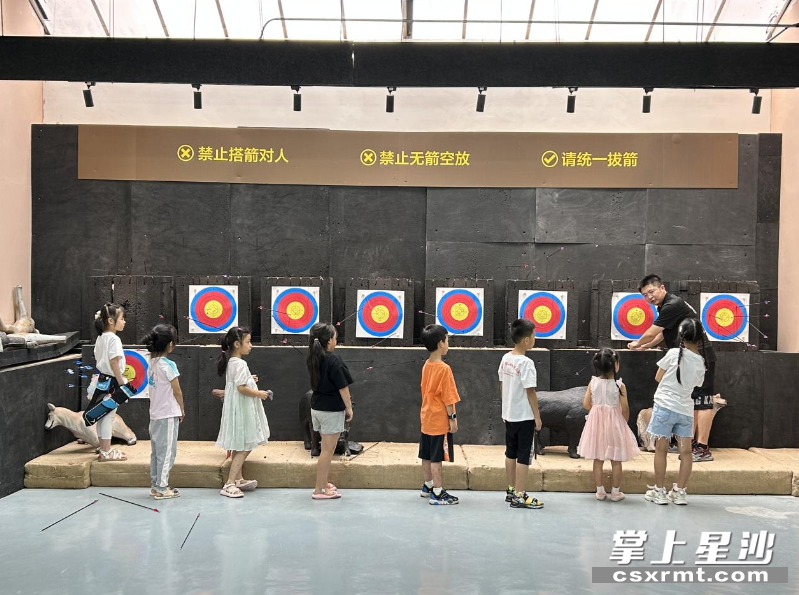 射箭课上孩子们排排站，听老师讲解。