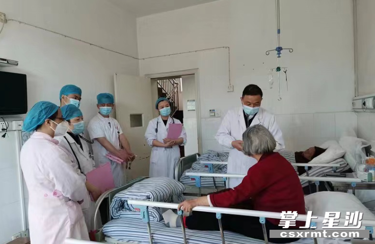 罗青伟为患者治疗。黄花镇供图