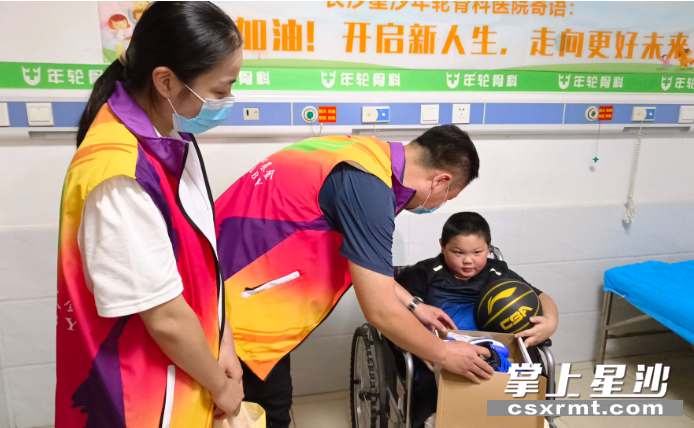 图为拆除石膏后,医院和爱心人士送给满斯琪一个篮球和一双球鞋。均为王国光 摄 图为拆除石膏后,医院和爱心人士送给满斯琪一个篮球和一双球鞋。均为王国光 摄