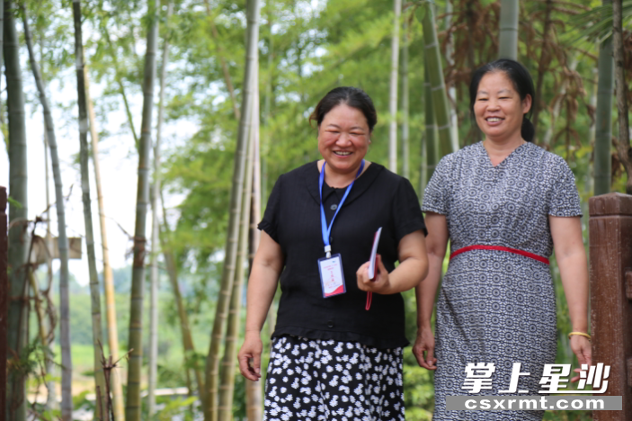 陈荣与“廉嫂团”成员唠家常。