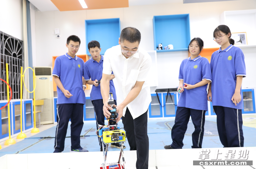 长沙县第一中学数学老师段贤清和学生一起制作机器人。