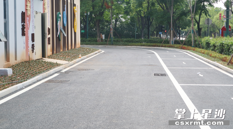 长沙县城管局在天华中学与天华二小周边增设135个停车位，有效解决停车难问题。 均为 罗展 摄