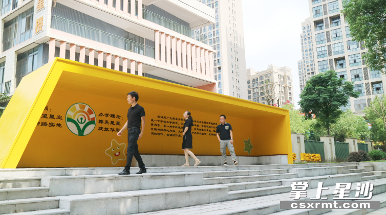 长沙县城管局在天华二小门口增设一个休息台，为家长提供方便。