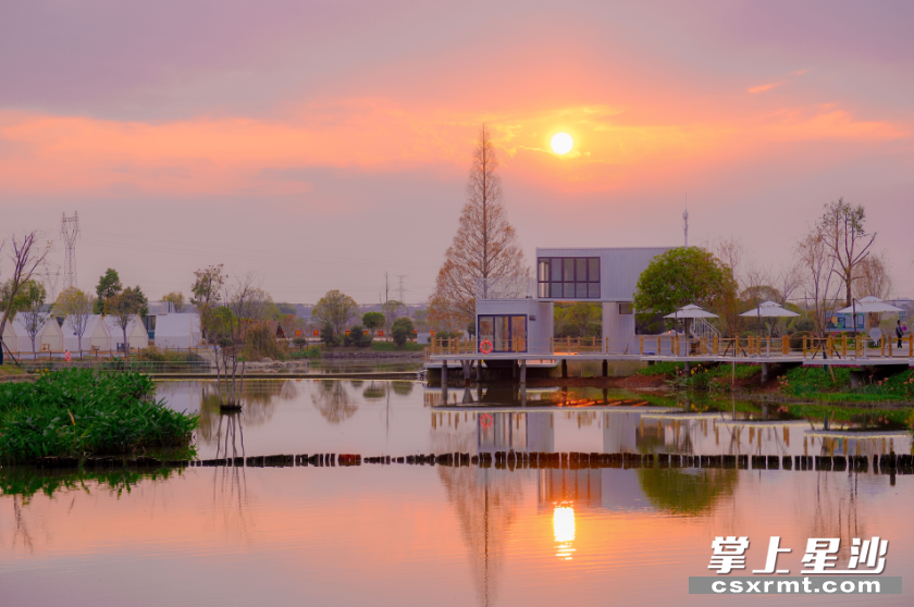 傍晚时分，夕阳的倒影在水面泛起阵阵涟漪，如今，花果村水清景美，走出一条生态致富路。章帝 摄