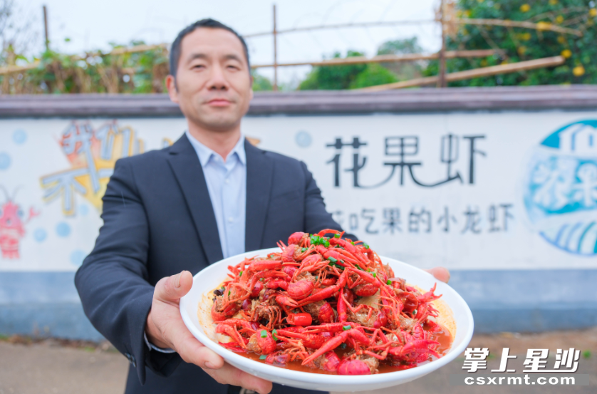 “花果虾”品牌创始人夏冬林，将自家房屋修缮一新开起龙虾餐馆，吃虾季节里，游客们平均在这里吃掉300斤左右小龙虾。章帝 摄