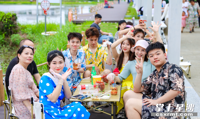 作为湖南省首批十大特色文旅小镇，果园镇在吃喝游玩购上不断发力，成为游客周边乡村游的首选地之一。果园镇 供图