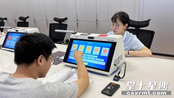 工作人员正在为办事群众办理业务。县行政审批服务局 供图