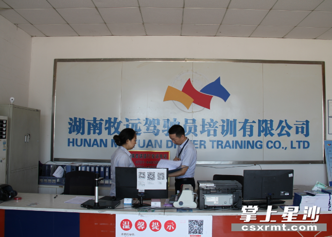 梁杰每周深入驾校进行安全检查，全力保障行业安全。均为梁焕鑫 摄