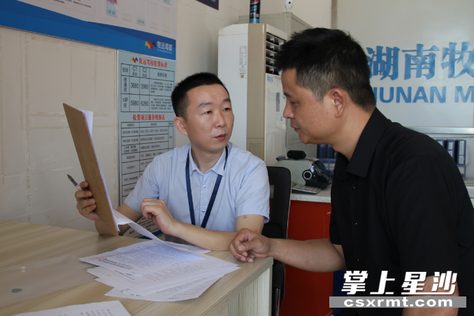 学员和驾校对梁杰的评价都很高。