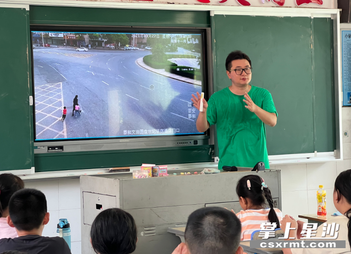 宣讲老师通过视频让孩子们了解大货车盲区危害。均为供图