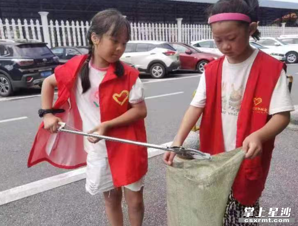 小朋友在捡拾垃圾。 