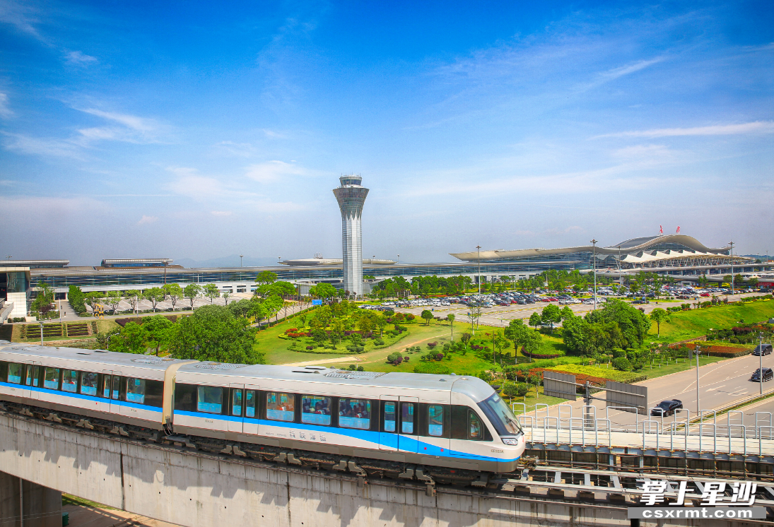 长沙黄花机场、磁悬浮、城际快线、地铁……长沙县交通网络空陆交织。图为长沙磁悬浮列车。章帝 摄