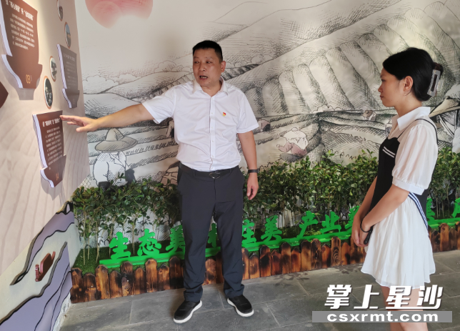 刘宇（左）在介绍村庄规划。均为宋彬彬 摄