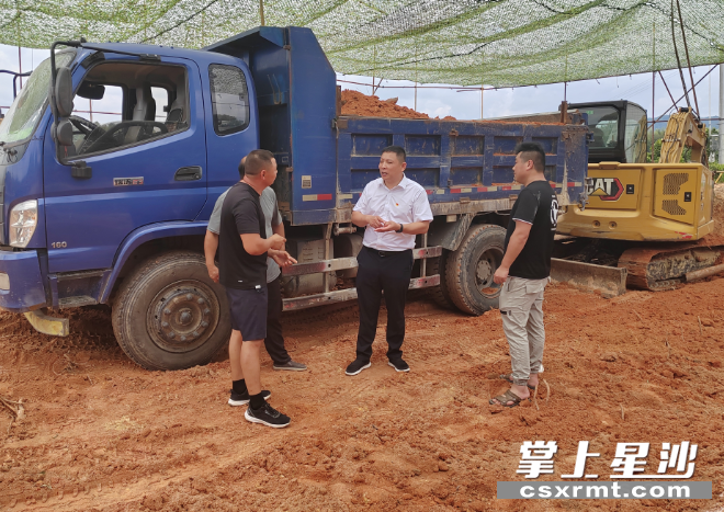 刘宇（右二）在项目建设现场了解进度。